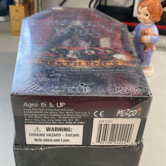 Living Dead Dolls Pestilence - Picture 4 of 14